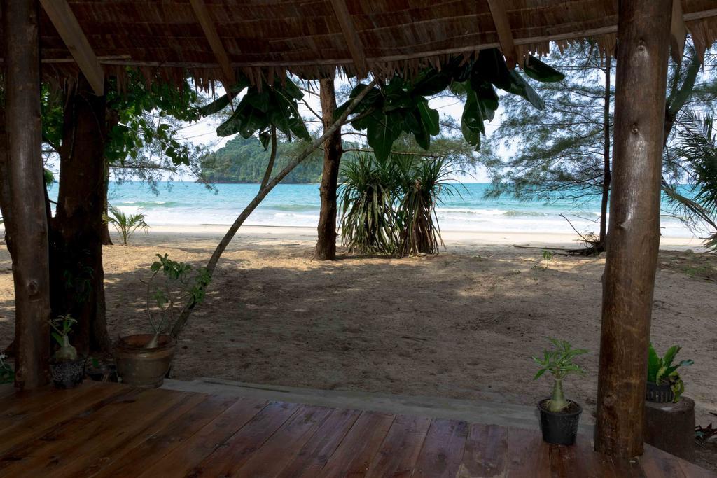 Tawan Bar And Bungalow Hotel Ko Phra Thong Exterior photo